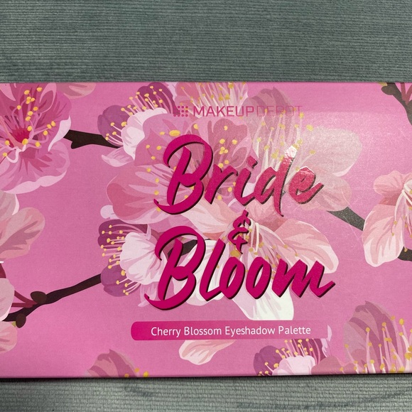 NWT Bride and Bloom cherry blossom, 18 color eyeshadow palette with mirror - Picture 4 of 15